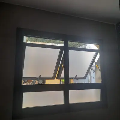 Janela maxim-ar preta com vidro fosco em banheiro