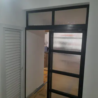 Porta de alumínio preta com vidro canelado