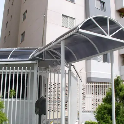 Marquise curva de policarbonato na entrada de um prédio