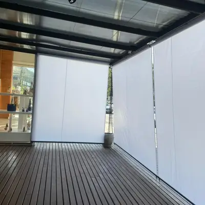 Cobertura de vidro com cortinas em deck